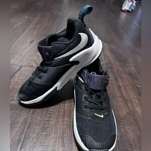 Nike girls basketball shoes